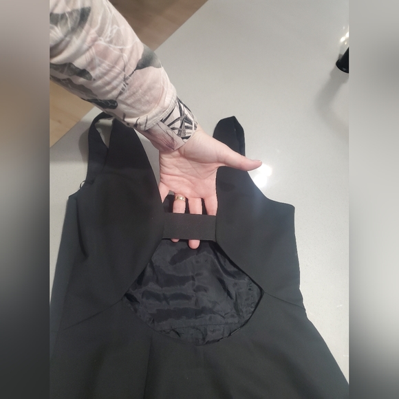 MANGO COLLECTION Parfaite petite robe noire longueur midi avec ouverture au dos - Picture 5 of 6